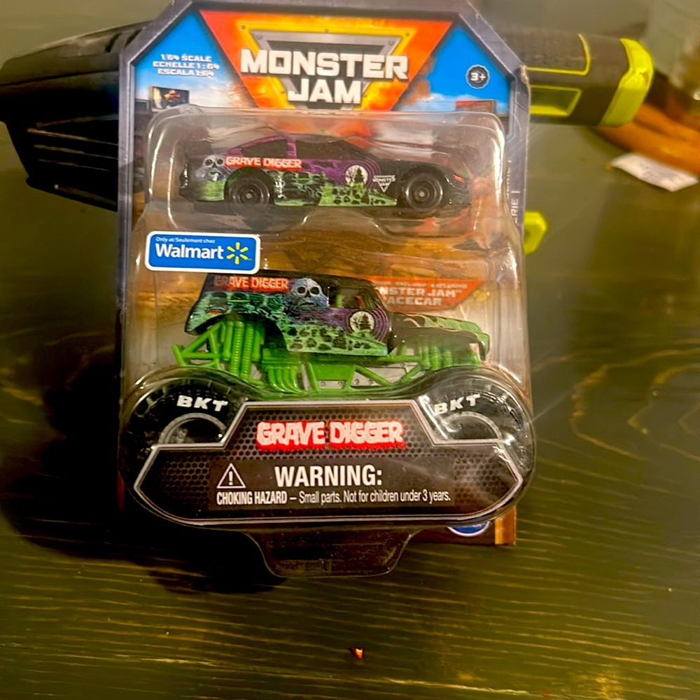 MONSTER JAM WALMART EXCLUSIVE GRAVE DIGGER TRUCK WITH STOCK CAR